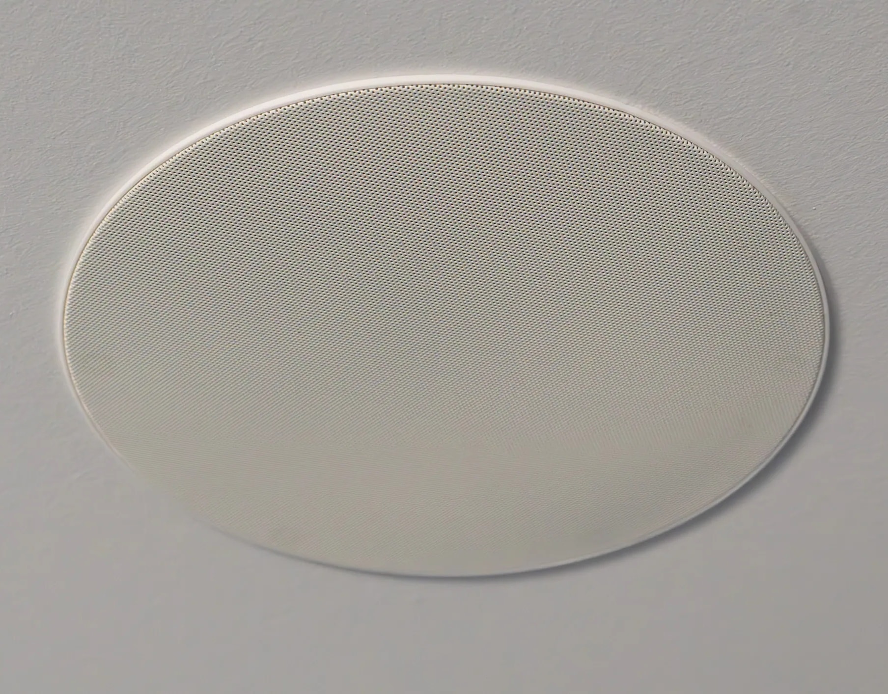 Discreet ceiling speaker system